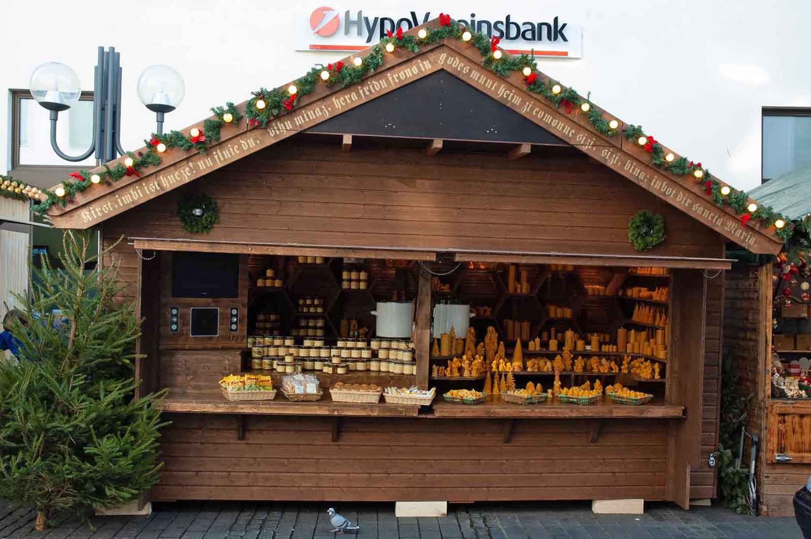 Die Weihnachtshütte der Imkerei Honighäuschen auf dem Weihnachtsmarkt Bonn