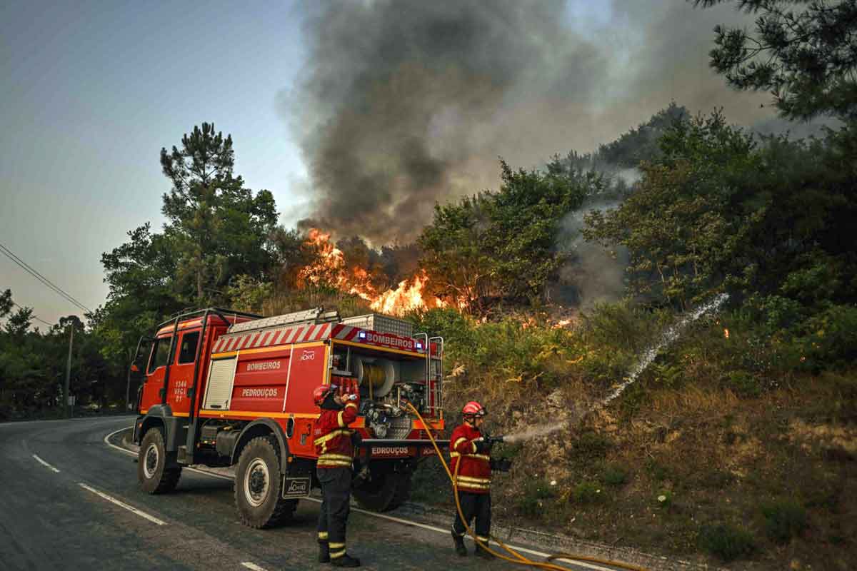 Feuerwehrmänner bekkämpfen einen Waldbrand bei Eiriz im Norden von Portugal (Foto: Patricia Melo Moreira/AFP)