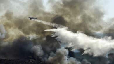 Ein Löschflugzeug im Einsatze gegen Brände im Nordwesten Spaniens (Foto: Miguel Riopa/AFP)