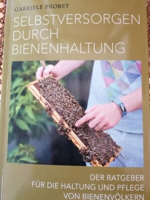 Honighäuschen (Bonn) - Nach langer Abnahme der Anzahl der Bienenvölker und Imker in Deutschland freuen wir uns nun über die fast explodierende Zunahme der Bienenhaltung. Da die Bienen ihr Leben und ihre Ansprüche nicht verändert haben, aber viele alte und neue Jung-Imker ihren Wissenshunger stillen möchten und sollen, kann eine Neuauflage dieser Schrift von 1985 auch unter heutigen Bedingungen hilfreich sein und die Begeisterung für eine erfüllende Tätigkeit wecken.