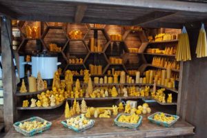 Gegossene und gezogene Bienenwachskerzen im Honighäuschen auf dem Weihnachtsmarkt Bonn