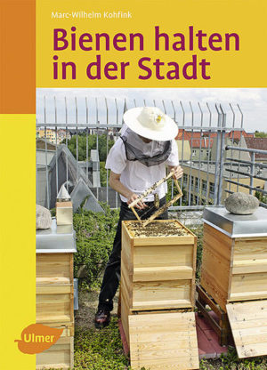 Honighäuschen (Bonn) - Für StadtImker - Die Stadt, die Bienen und Sie  passt das zusammen? - StadtImker werden  so gehts - So halten Sie Ihre Bienen satt und gesund Was ist anders bei der Bienenhaltung in besiedelten Gebieten? Ganz besondere Voraussetzungen für den Imker bieten die wärmeren klimatischen Bedingungen: Blütenfülle rund ums Jahr, aber auch enge Wohn- und Lebensverhältnisse und dichte, doch zahlungskräftige Bevölkerung. Aus der Praxis der eigenen StadtImkerei des Autors erfahren Sie Schritt für Schritt alles zur Bienenhaltung und Vermarktung der Bienenprodukte im städtischen Umfeld.