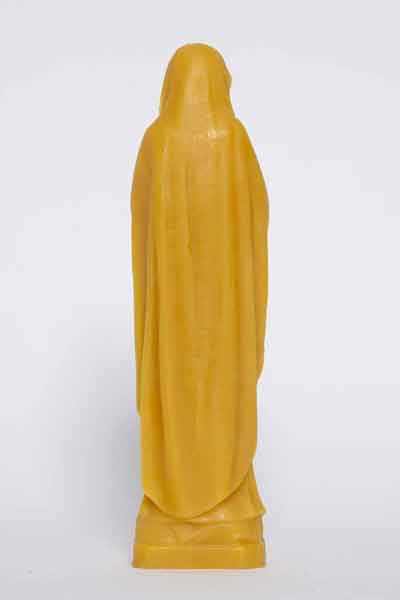 Die "Betende Madonna", eine Kerze aus 100 % reinem Bienenwachs, wurde von Hand gegossen und gefertigt in der Bioland Imkerei Dühnen.