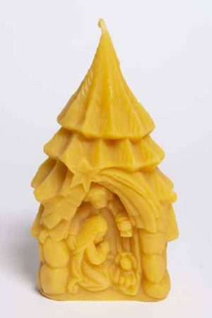 Die "Baumkrippe mit heiliger Familie", eine Kerze aus 100 % reinem Bienenwachs, wurde von Hand gegossen und gefertigt in der Bioland Imkerei Dühnen.