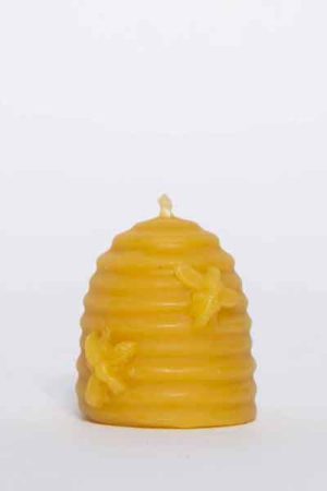 Die "Kleiner Bienenkorb", eine Kerze aus 100 % reinem Bienenwachs, wurde von Hand gegossen und gefertigt in der Bioland Imkerei Dühnen.