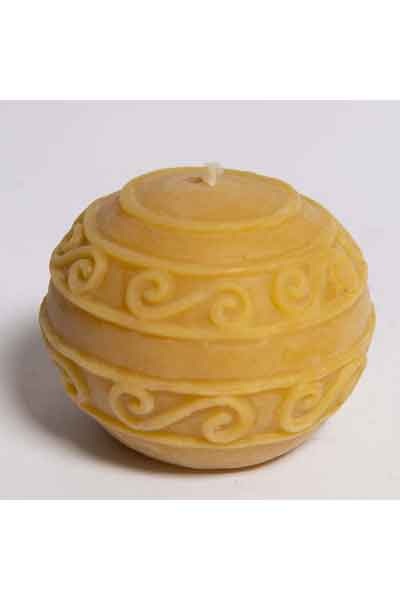 Die "Kugelkerze mit Ornamenten", eine Kerze aus 100 % reinem Bienenwachs, wurde von Hand gegossen und gefertigt in der Bioland Imkerei Dühnen.