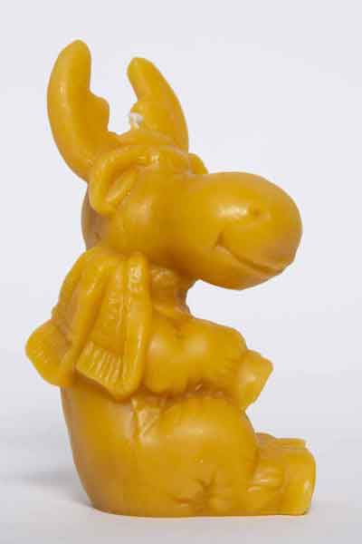 Die Figur "Sitzender Elch mittelgroß", eine Kerze aus 100 % reinem Bienenwachs, wurde von Hand gegossen und gefertigt in der Bioland Imkerei Dühnen.