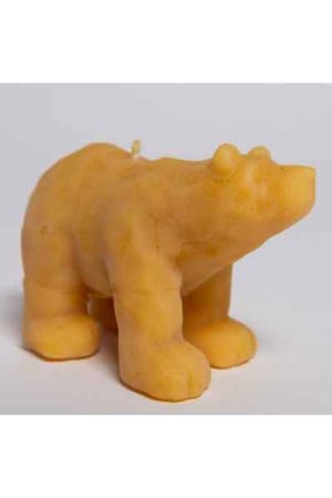 Die Figur "Sitzender Eisbär", eine Kerze aus 100 % reinem Bienenwachs, wurde von Hand gegossen und gefertigt in der Buckfastimkerei Aumeier.