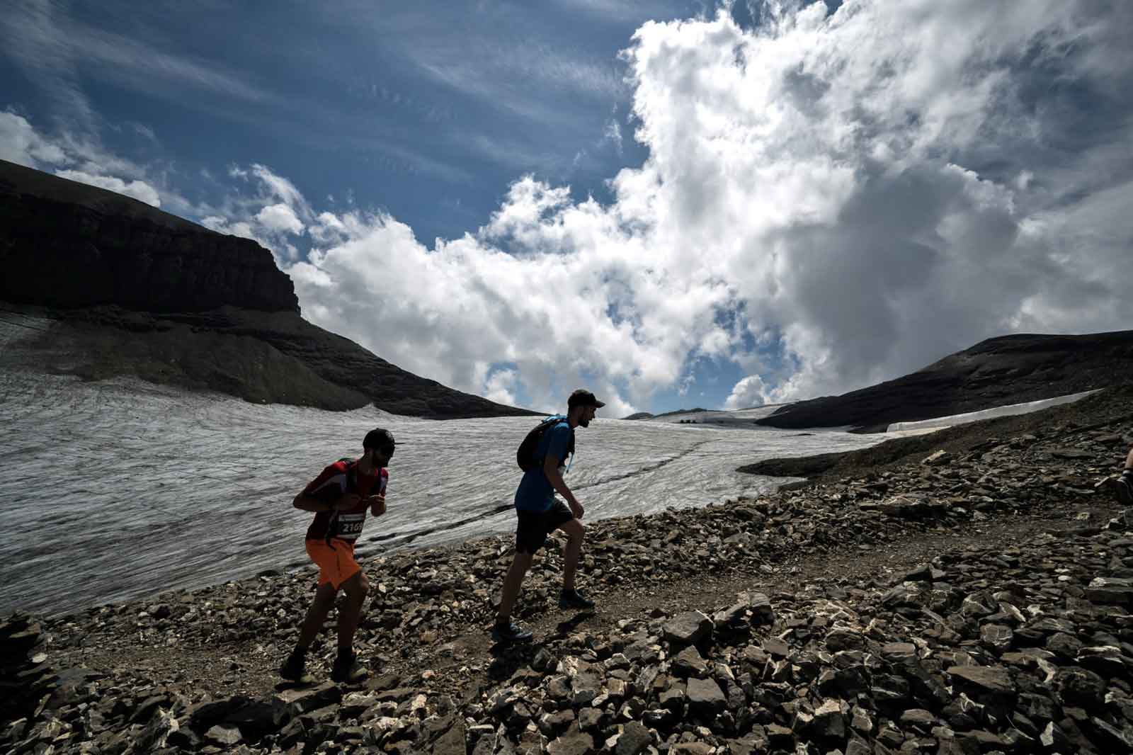 Läufer auf dem Weg zum Tsanfleuron Gletscher in der Schweiz (Foto: Fabrice Coffrini/AFP)