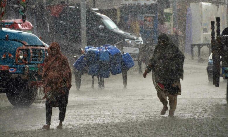 Bewohner gehen während eines heftigen Monsunregens in der Flut einer Straße entlang, die am 30. August 2022 die Stadt Dera Allah Yar im Distrikt Jaffarabad in der Provinz Belutschistan traf. Am 30. August wurden die Hilfsmaßnahmen im überschwemmten Pakistan verstärkt, um zig Millionen Menschen zu helfen, die von der unerbittlichen Flut betroffen sind. Der Monsun hat ein Drittel des Landes unter Wasser gesetzt und mehr als 1.100 Menschenleben gefordert. (Foto: Fida Hussain/AFP)