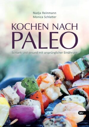 KOCHEN NACH PALEO: GESUND ABNEHMEN, DAUERHAFT SCHLANK UND VITAL BLEIBEN. Viele Menschen träumen davon, auf gesunde Art und Weise schlank zu werden und zu bleiben. Gleichzeitig werden die Vorzüge einer ursprünglichen und von künstlichen Zusätzen befreiten Ernährung immer bekannter und beliebter. Paleo, eine nach neuesten Erkenntnissen entwickelte Ernährungsweise, greift diese Bedürfnisse auf: Ganz nach dem Vorbild unserer Vorfahren aus der Steinzeit verzichtet sie bewusst auf Zucker, „schnelle“ Kohlenhydrate und steigert stattdessen die Aufnahme von natürlichen Lebensmitteln wie Gemüse, Obst, hochwertigen Tierprodukten und Fetten. Die kohlenhydratreduzierte Paleo-Ernährung ist auch für sportlich aktive Menschen eine ausgezeichnete Energiequelle und eignet sich für Personen, die an einer Gluten- und Laktoseunverträglichkeit leiden. Für all jene, die abnehmen, dauerhaft schlank und vital bleiben möchten, ist „Kochen nach Paleo“ eine wahre Fundgrube. Nadja Reinmann und Monica Schlatter präsentieren 160 leckere Paleo-Rezepte und eine leicht verständliche Einleitung zu dieser Ernährungsweise. Ob Suppen, Vorspeisen, Salate, Fleisch-, Fisch- und Meeresfrüchtegerichte, Eierspeisen, Gemüse, Nachspeisen oder Quinoa-Gerichte, alle Rezepte sind einfach zu kochen und beliebig untereinander zu kombinieren. Ergänzt werden die kreativen und schmackhaften Ideen durch allgemeine Tipps zur Ernährung. Wer nicht ganz auf Milchprodukte verzichten mag, findet im Buch zudem Hinweise auf geeignete Produkte, welche hin und wieder integriert werden können. Auch für Neueinsteiger geeignet.