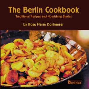 The Berlin Cookbook versammelt tradi­tionelle Berliner Rezepte wie Havelzander und Currywurst, Importe wie Döner und, natürlich, Pfannkuchen, anderswo als „Berliner“ bekannt. Alles ist einfach nachzukochen, denn die Berliner Küche ist boden­ständig. Das Kochbuch erzählt aber auch Geschichten: Über Friedrich den Großen und wie er die Kartoffeln nach Preußen gebracht hat, woher das Eisbein seinen Namen hat, und wie die Hugenotten Bouletten importierten.