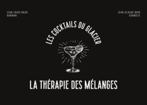 Ce livre se veut le chaînon manquant entre les ouvrages pour professionnels désireux de créer leurs propres recettes et les annuaires de cocktails outrancièrement simplifiés. Nous avons sélectionné et décrit historiquement une quantité restreinte de cocktails éclairant toute la palette gustative et en les adaptant parfois à l'époque. Fruit du travail de recherche de professionnels. nous y avons inclus plusieurs recettes exclusives notamment celles de cocktails incorporant des crèmes glacées qui donnent une texture et une onctuosité impossible à obtenir avec les mélanges d'alcools et de jus. et pour la bonne forme, un cocktail ne se buvant jamais seul, nous avons sélectionné desaccompagnements en accord avec chaque boisson. ils tempèreront les effets de l'alcool et amélioreront l'expérience gustative. Si la recette est bien exécutée. il n'y a pas de bon ou de mauvais cocktail. Il y a le cocktail qui correspond à l'attente de celui qui le boit. à ce moment précis. dans un environnement donné et dans des circonstances bien définies. C'est cette approche basée sur l'humain et ses émotions qui ont servi de guide à la rédaction de cet ouvrage.