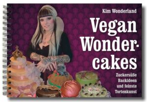 Compassion has never tasted so delicious! Sie verzaubert alle: Veganer, Nicht-Veganer, Allergiker und Zuckerkunst-Liebhaber. Kim, die Gründerin von VeganWondercake-Catering, ist Vegan-Cake-Artist und für vegane Tortenkunst und extravagantes Backwerk bekannt. Sie kreierte den ersten veganen Baumkuchen, zauberte in Ihrer Backstube vegane Milchschnittchen und erfindet vielleicht als nächstes den veganen Schokokuss. Für Ihre faszinierenden Tortenkreationen und fantastischen Cupcakes wollte eine Kundin sogar die geliebte Großmutter verkaufen - das möchten wir natürlich nicht! Daher findest Du in diesem Buch köstliche Cremefüllungen, feinste Cookie- und Kuchenrezepte, leckere Cupcakes und ausgefallene Tortenideen. Kim verrät so manches Geheimnis, führt Dich in die Welt der zuckersüßen Backideen und zeigt Dir Schritt für Schritt, wie eine mehrstöckige Traumtorte entsteht. Das ist tierleidfreier Genuss in seiner schönsten Form! With Love. For the Animals.