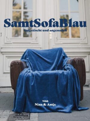 Die Idee hinter Samtsofablau ist es, eine Salonkultur, die Anfang des zwanzigsten Jahrhunderts beliebt war, auf zeitgemäße Art und Weise wiederzubeleben. Und so hält unser Booklet herzhafte und süße Rezepte und Anleitungen zum Stricken und Häkeln für euch bereit. Wir haben dafür als roten Faden die FrauenBerlins genommen. Es ist eine Kollektion handgefärbter Wolle, deren jede einzelne Färbung auf echten Berliner Frauen beruht. Von Akademikerinnen über Frauenrechtlerinnen bis zur Hausfrau sind sie bei uns versammelt. Ein kurzer Überblick über jede einzelne ist ebenso enthalten wie der Bezug der Rezepte zum Leben der FrauenBerlins. In unserer Vorstellung trefft ihr euch, kocht gemeinsam, esst und trinkt, diskutiert dabei, strickt, häkelt und vor allem: lacht! Genießt das Leben und feiert den Moment! Eure Antje und Nina