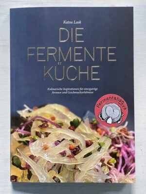 Kennst du das auch? Du hast dich auf das Abenteuer Fermentation eingelassen und plötzlich hast du Gläser voller fermentierter Köstlichkeiten, aber keine Ahnung, was du damit anstellen sollst? Keine Sorge, das geht vielen so! Genau deshalb gibt es dieses Buch - mit 55 + 3 Rezepten, die dir zeigen, wie du deine fermentierten Lebensmittel in köstliche Gerichte verwandeln kannst. Die Gerichte sind zum Großteil vegetarisch oder vegan. Von klassischen fermentierten Speisen wie dem polnischen Sauerkrauteintopf Bigos und koreanischen Kimchi-Pfannkuchen bis hin zu innovativen Gerichten wie laktofermentierter Zucchinisuppe mit Dill und Minze und Tarte Tatin mit in Honig fermentierten Tomaten bietet dieses Buch eine breite Palette an Geschmackserlebnissen und kulinarischer Inspiration. Mit einem Vorwort von Kirsten K. Shockey (Autorin von Homebrewed Vinegar und weiteren Klassikern der Fermentationsliteratur).