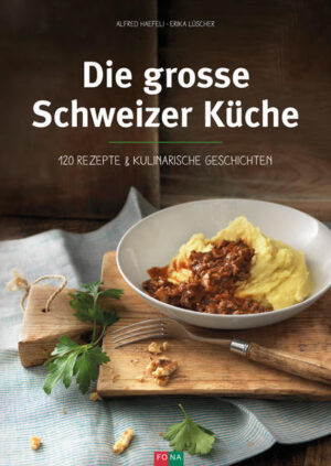 'Urig guet', und wenn man die Geschichten dahinter kennt, noch viel besser! So schmeckt die Schweiz! Älplermagrone, Capuns, Öpfelbröisi und Zwiebelwähe laden ein in eine authentische Genusswelt. Alle lieben die Schweizer Küche. Dabei duftet es ganz unterschiedlich aus den Kochtöpfen der verschiedenen Regionen. Die traditionellen Rezepte stammen häufig aus der Küche der armen Leute, die das Wenige, das sie hatten, umso mehr genossen. Aber auch Neukreationen aus hiesigem Gewächs und Festtagsrezepte aus Zeiten, in denen gern üppig gefeiert wurde, sind in dem Buch zu finden. Gekocht wird seit jeher mit dem, was Garten, Feld, Stall und Wald hergeben. Die Schweizer Küche ist eine einfache, bodenständige und urguete Naturküche, nach der man sich immer wieder sehnt. Jedes Rezept wird begleitet von einer persönlichen kulinarischen Geschichte aus Erika Lüschers Feder. Zusätzlich vermittelt ein lebendiges Porträt eines typischen Schweizer Lebensmittels, einer regionalen Spezialität oder eines legendären Markenprodukts ein Stück Schweizer Alltagsgeschichte, wie sie in Geschichtsbüchern kaum anzutreffen ist. Der Blick hinter die Kulisse schafft Nähe zwischen Konsument und Produktionsbetrieben, in denen mit viel Leidenschaft jene Lebensmittel hergestellt werden, die aus dem Schweizer Alltag nicht mehr wegzudenken sind. Inhalt Suppen Süsskartoffelsuppe Bündner Gerstensuppe Weinsuppe Süssscharfe Birnensenf-Suppe Altdorfer Beenälisuppä 34 Minestrone Kürbis-Karotten-Cremesuppe usw. Vorspeisen & kleine Mahlzeiten St. Galler Kalbsbratwurst mit Apfel-Zwiebel-Sauce Hirsekugeln mit buntem Blattsalat Beignets de Bénichon Rindscarpaccio mit schwarzer Trüffel Maluns Rotkrautsalat mit Pilzen und Speck Linsen mit Gemüse usw. Vegetarische Gerichte Gemüse im Tilsitermantel Schabziger Älplermagronen Kartoffelgratin mit Tomaten Ribelziegel mit Steinpilzen Fondue moitié-moitié Kastanienagout mit Salbei usw. Fleischgerichte Basler Laubfrösche Zitronenpoulet mit Kartoffeln Bündner Cordon bleu Appenzeller Gitzi im Bierteig Kaninchenfilet mit Feld-Wald-Ragout Rindschmorbraten Bolognese mit Baumnüssen Gämspfeffer Ossobucco in Merlot usw. Eintöpfe & Aufläufe Kirschenauflauf Schnitz und Drunder Landfraueneintopf Appenzeller Brotauflauf Plain in Pigna usw. Brot, Kuchen & Gebäck Appenzeller Käsefladen Pizza Williams Walliser Cholera Mandelschnitten mit Konfitüre Emmentaler Bretzeli Aargauer Rüeblitorte Engadiner Nusstorte Zuger Kirschtorte Butterzopf usw.