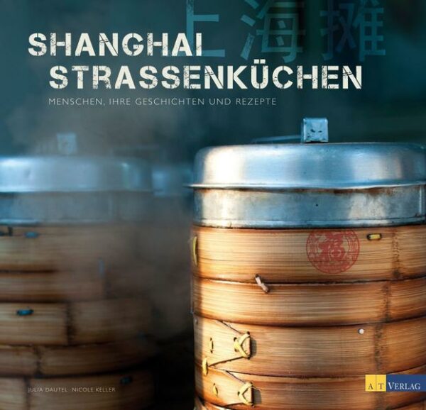 In den Straßen, den Hinterhöfen und an den platanengesäumten Alleen der ostchinesischen Metropole Shanghai brodelt das pralle Leben. Hier finden sich zahllose Essensstände und einfache Garküchen, die für eine frische, schnelle und kostengünstige Verpflegung auf die Hand sorgen. Sie werden betrieben von Menschen, die aus allen Teilen Chinas kommen. Sie bringen ihre Träume, ihre Hoffnungen und ihre Rezepte mit und tragen damit die kulinarische Vielfalt chinas in die Metropole. Eindrücklich fotografiert, aufwendig und liebevoll gestaltet, zeichnet dieses Buch ein lebendiges Bild der Menschen, erzählt ihre Geschichten und präsentiert 50 ihrer einfachen authentischen Rezepten zum Nachkochen. Ein lebendiger Blick auf ein Shanghai abseits der vielbeschworenen Gigantomanie und ein Buch für alle Liebhaber der asiatischen Küche. "Shanghai Strassenküchen" ist erhältlich im Online-Buchshop Honighäuschen.