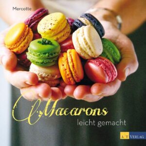 Macarons, so gelingen sie Schritt für Schritt Macarons schmecken himmlisch und sind der Inbegriff edlen Konfekts. Mit dem notwendigen Grundwissen und etwas Übung gelingen sie auch jedem Hobbybäcker, jeder Hobbybäckerin. Mercotte, Backexpertin und perfektionistische Autodidaktin, erklärt detailliert die Grundlagen der Macaron-Herstellung: Welche Küchenutensilien sind unverzichtbar? Was ist bei den Zutaten zu beachten? Wie werden die Grundteige hergestellt? Was sind mögliche Fehlerquellen? Die Zubereitung wird Schritt für Schritt ausführlich und einfach nachvollziehbar erklärt. Mit 21 ausgewählten Rezepten - von den Klassikern über neue würzige, exotische und fruchtige Varianten bis hin zur »Schummelfüllung« aus dem Küchenschrank. Perfekte Macarons, ganz einfach selbst gemacht!