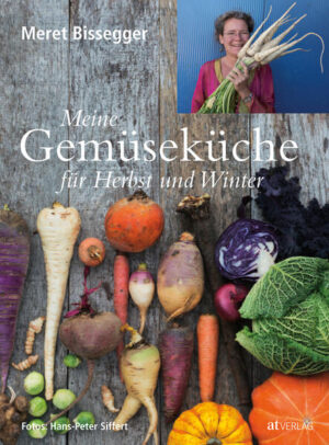 Herbst- und Wintergemüse brauchen keineswegs eintönig und langweilig zu sein. Meret Bissegger präsentiert in diesem Buch über 40 einheimische Herbst- und Wintergemüse, darunter auch einige alte und weniger bekannte Sorten, und verrät dazu die besten Zubereitungsarten und viele Küchentricks. Über 150 einfache Rezepte - die meisten vegetarisch und oft auch vegan - zeigen die ganze Vielfalt an wunderbaren Gemüsegerichten für die kalte Jahreszeit. Reportagen über Anbau und Ernte geben Einblick in die Arbeitswelt von Kleinbetrieben wie auch von Grossproduzenten der biologischen Landwirtschaft. Spannende Hintergrundtexte zeigen die ökologischen und wirtschaftlichen Zusammenhänge auf. Gemüse, Rezepte und Reportagen wurden von Hans-Peter Siffert erstklassig ins Bild gesetzt.