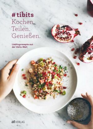 Das Familienunternehmen »tibits« hat sich mit seinen Restaurants in der Schweiz und in London als Inbegriff für gesunden Genuss und unkomplizierten, lässigen Lifestyle etabliert. Aus naturbelassenen Zutaten werden hier originelle, genussvolle vegetarische und vegane Speisen. Dieses Buch präsentiert über 60 neue Gerichte aus der »tibits«-Kreativküche, die sich einfach zuhause nachkochen lassen. Lieblingsrezepte der Gäste wie das Quinoa-Müesli mit Cranberrys, Orangen-Ingwer-Tempeh, Golden Kurkuma Latte oder Schokoladen-Randen-Kuchen. Für alle, die ihr Essen gerne inszenieren und im Netz teilen, kommen erstmals Tipps und Tricks rund um Food-Styling und Fotografie hinzu. Wie gelingen schöne Food-Fotos mit dem Smartphone? Welche Tricks gibt es beim Anrichten und Stylen? Mit vielen Beispielen und mit den Profi-Tipps von Fotografin Juliette Chrétien und Foodstylistin Mira Gisler inspiriert dieses Buch zum Nachmachen und Geniessen. "#tibits" ist erhältlich im Online-Buchshop Honighäuschen.