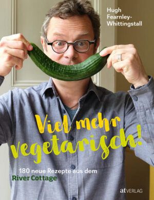 Mit 40 000 verkauften Exemplaren allein im deutschsprachigen Raum hat sich das erste vegetarische Kochbuch von Hugh Fearnley-Whittingstall zu einem Megaseller entwickelt. Nach dem gleichen Erfolgsrezept präsentiert er 180 neue Rezepte und geht diesmal sogar einen Schritt weiter: Er verzichtet ganz auf Käse, Butter, Rahm, Eier, Auszugsmehle und raffinierten Zucker. Stattdessen setzt er voll auf Gemüse, Vollkorn, Nüsse, Samen, Kräuter, Gewürze und kaltgepresste Öle - natürliche, unverfälschte Produkte, die gesund sind und toll schmecken. Die Rezepte sind unkompliziert und einfach nachzukochen, die Hälfte davon benötigt höchstens 20 Minuten Küchenarbeit. Gebratene Süsskartoffeln mit Guacamole, Kürbis-Kichererbsen-Frikadellen, Ofengemüse von Roter Bete, Radicchio und Orange, Gebackener Sellerie agrodolce und viele mehr zeigen, wie abwechslungsreich, köstlich und nahezu unerschöpflich die moderne vegetarische, vegane und glutenfreie Küche ist.