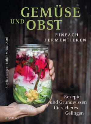 Das Fermentieren von Gemüse und Obst hat eine lange Tradition - es gehört zu den ältesten, natürlichsten, schonendsten Konservierungsmethoden der Welt. Sibylle Hunger, die bayrische Fermentista, zeigt, wie eine gesunde, nachhaltige Ernährung mit fermentierten Lebensmitteln gelingen kann. Auf eine Einführung in das handwerkliche Grundwissen und einfache Schritt-für-Schritt-Anleitungen folgt eine Vielzahl köstlicher Fermentationsrezepte. Zudem präsentiert die Autorin unkomplizierte Gerichte für den Alltag - Salate, Wraps, Aufläufe oder Nachspeisen -, in denen die hergestellten Fermentationsprodukte voll zur Geltung kommen. Der Geschmack ist dabei ebenso wichtig wie die Saisonalität und Regionalität der verwendeten Zutaten: Neben bekanntem Obst und Gemüse werden fast in Vergessenheit geratene Sorten wie Topinambur, Wirsing oder Grünkohl wiederentdeckt. Ein Buch für alle, die ein geschichtsträchtiges Handwerk erlernen wollen, um sich das ganze Jahr hindurch bewusster zu ernähren.