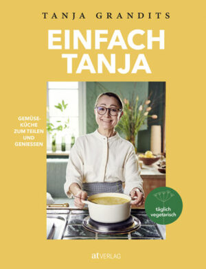 Nach »Tanjas Kochbuch« und »Tanja vegetarisch« erscheint nun mit »Einfach Tanja« die Quintessenz ihrer beeindruckenden Küche. Die Rezepte sind in der kleinen privaten Küche von Tanja Grandits entstanden, wo sie für sich, ihre Teenager-Tochter oder Freunde kocht. Zubereitet werden Gerichte, die in Schüsseln oder Töpfen zum Teilen auf den Tisch kommen und einfach Freude am Essen ausdrücken. Tanja Grandits weiß, welche vegetarischen und veganen Gerichte das Herz und die Seele wärmen. Die Schweizer Spitzenköchin hat mit ihren letzten beiden Büchern Bestseller gelandet. »Tanja vegetarisch« war 2021 das meistverkaufte Sachbuch der Schweiz.