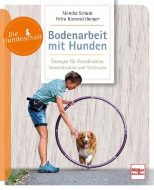 Honighäuschen (Bonn) - Bodenarbeit ist eine abwechslungsreiche Beschäftigung, die Spaß macht und das Vertrauen zwischen Hund und Halter stärkt. Es ist eine gute Trainingsergänzung für Sport- und Rettungshunde, kann die Arbeit mit einem aufgeregten, unsicheren oder ängstlichen Hund unterstützen und nach Absprache die Rehabilitation des körperlich eingeschränkten Vierbeiners begleiten. Weil sich die Aufgaben gut an die jeweiligen Bedürfnisse des Vierbeiners anpassen lassen, ist für fast jeden Hund etwas dabei - vom Welpen bis zum Senior. Die Autorinnen zeigen, wie auch ohne aufwändige oder teure Trainingsgeräte gut trainiert werden kann.