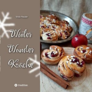 Winter und Weihnachtszeit - das ist die Zeit, in der bei vielen der Backofen Hochleistung bringt. Es duftet nach wunderbaren Gewürzen und Plätzchen, Geschenke werden verpackt und kleine Geheimnisse verstecken sich in jeder Ecke. Man kennt und liebt die Klassiker wie Herrenkringel, Elisenlebkuchen und Spekulatius. Und es gibt noch so viel mehr und neue Backwerke. Schon mal was von "Aschenbrödels Lieblingsplätzchen" gehört? Oder "Buntglas-Cookies" und "Mandelbärchen"? Und wie wäre es, statt Plätzchen, mal mit "Stollen-Cupcakes mit Honigbuttercreme" oder “Bratapfelschnecken” oder mit ganz besonderen, mit viel Liebe selbst gemachten Geschenken aus der Küche, um die Liebsten zu verwöhnen - und alles ganz nach dem Küstencookie-Motto: Nich' lang schnacken - einfach backen!