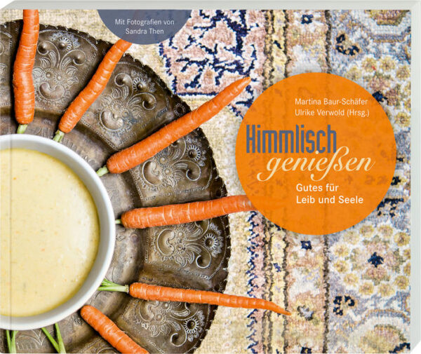 Biblisch kochen, himmlisch genießen! Dass Körper und Seele zusammengehören, weiß jeder - spätestens, seit der Begriff »Ganzheitlichkeit« unser Leben und unser Gesundheitsbewusstsein prägt. Mit 30 köstlichen Rezepten lädt dieses Kochbuch dazu ein, sich durch die Bibel zu kochen und zu backen. Manchmal ganz klassisch, beispielsweise mit Esaus Linsengericht (1.Mose/Gen 27). Manchmal eher in freier Anlehnung an biblische Geschichten, die in die heutige Küche übertragen werden, wie zum Beispiel »Heiße Schokotörtchen mit Vanilleeis und Schlagsahne« zur Bibelstelle »Solange die Erde steht, soll nicht aufhören Saat und Ernte, Frost und Hitze« (1.Mose/Gen 8,22). Das Team vom Kirchenpavillon Bonn hat sich die Rezepte mit Liebe und Kreativität erdacht und im Bistro des Kirchenpavillons, dem Bistro Rosarot, erprobt. Das Ergebnis ist ein Zwiegespräch zwischen Himmel und Erde. Geistliche Impulse von Ulrike Verwold, die den biblischen Zusammenhang jedes Gerichtes mit Alltagssituationen ins Gespräch bringen und zum Weiterdenken anregen, wechseln sich ab mit vielfältigen, praxistauglichen Rezepten von Kornelia Kraemer, die ohne großen Aufwand nachzukochen sind und Spaß machen - mit Genussgarantie! Gutes für Leib und Seele - im besten Sinne wohltuend und gut verdaulich. - Ein christliches Geschenk für die gute Küche - Mit 30 von der Bibel inspirierten Rezepten - Geistliche Impulse zu jedem Gericht - Preiswerte Nachauflage des beliebten Kochbuchs