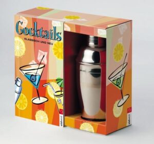 Hier kommen Cocktail-Fans, oder die, die es werden wollen, voll auf ihre Kosten. Mit diesem Set aus Barbuch und Shaker ist man nicht nur für die nächste Cocktailparty bestens gerüstet. Der Cocktailshaker im klassischen Design aus hochwertigem Edelstahl ist ein Muss für jede Bar. Mit 0,35 l Fassungsvermögen lassen sich nicht nur Klassiker, sondern auch Tropicals und exotische Longdrinks mixen. Der durchgehend farbig bebilderte Ratgeber enthält neben vielen praktischen Tipps rund um die Cocktailbar rund 100 raffinierte Rezepte: Klassische Cocktails und Longdrinks findet man hier ebenso wie exotische Tropical-Drinks und phantasievolle Neukreationen, mit und ohne Alkohol. Willkommen in der aufregenden Welt der Mixgetränke!