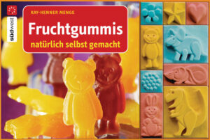 Der Küchenspaß für Groß und Klein! Fruchtgummis sind der Naschhit für Groß und Klein. Ob als klassisches Bärchen, fruchtiges Herz oder süßes Tierchen - die Nachfrage bei Jung und Alt ist riesengroß und die Überlebensdauer dieser beliebten Leckereien verschwindend gering. Wegen ihres niedrigen Fettgehalts eignen sich die kleinen Fruchtfigürchen ideal, um die kleine Lust auf Süßes zu stillen und das Gewichtsgewissen nicht zu belasten. Das gilt vor allem für natürlich selbst gemachte Fruchtgummis: Dieses einmalige Set enthält neben den passenden Rezepten mit einfachen Herstellungsanleitungen auch die notwendigen Förmchen, die den Fruchtgummis die gewünschte Gestalt geben. Die ideale Geschenkidee für alle Naschkatzen und experimentierfreudigen Zuckerbäcker!