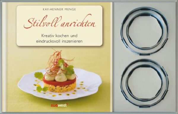 Das perfekte Set für ein perfekt angerichtetes Dinner Ein attraktiv angerichtetes Gericht regt den Appetit an, denn das Auge isst bekanntlich mit. Stilvolle Arrangements lassen sich mit den einfachsten Zutaten zaubern. Bei Sterneköchen hat das eindrucksvolle Anrichten mit Hilfe von Servierringen aus Edelstahl lange Tradition. Aber auch Hobbyköche suchen nach kreativen Ideen, um Speisen elegant darzubieten. Vorspeisen, Hauptgänge und Desserts werden formvollendet auf dem Teller angerichtet und beeindrucken die Gäste. Das einzigartige Set enthält ein aufwendig gestaltetes Kochbuch mit zahlreichen Farbfotos sowie vier hochwertige Edelstahlringe - damit alle Gerichte perfekt inszeniert werden können! Lassen Sie sich von den Profis inspirieren und lernen Sie Schritt für Schritt, Speisen stilvoll anzurichten!