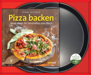 Buch, Pizzablech und tolle Rezepte für den runden Genuss Diese knusprig-runden Fladen aus Bella Italia sind heiß begehrt: Groß und Klein lieben Pizza! Beim Familienessen, auf Partys oder mit Freunden sorgen sie immer für glückliche Esser. Mit diesem einzigartigen Set, bestehend aus Rezeptbuch und zwei hochwertigen Backblechen, wird Pizzabacken zum täglichen Genusserlebnis: Über 30 Rezepte für klassisch belegte Pizzen und herzhafte Blechkuchen mit Gemüse, Fleisch, Fisch oder Meeresfrüchten lassen keinen kulinarischen Wunsch offen. Eine kompakte Warenkunde mit Grundrezepten für Teige und Saucen sowie ein Special mit Ideen für süße Pizzas vervollständigen die anregende Rezeptsammlung.