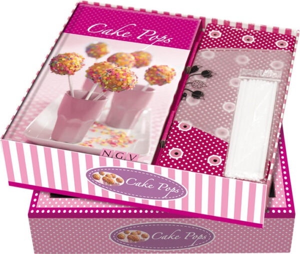 Cake-Pops – Mini-Kuchen mit Sti(e)l Sie sind klein, süß, kugelrund und fast zu niedlich, um vernascht zu werden – Cake-Pops, die neuen Stars am Naschkatzenhimmel! Die zuckersüßen Kuchenkugeln am Stiel schmecken nicht nur unglaublich gut, sondern ziehen auch mit ihrer unwiderstehlichen Optik alle Blicke auf sich. Dieses Set hat es in sich: In dem beigefügten Buch wird Schritt für Schritt gezeigt, wie Sie die kleinen Multitalente kinderleicht selbst herstellen können. Ob im Piraten-Look, im Feen-Gewand oder im Elch-Outfit – die charmanten Kuchen-Lollis schlüpfen je nach Anlass in die unterschiedlichsten Rollen und sorgen so beim Kaffeeklatsch und Kindergeburtstag oder als liebevolles Mitbringsel gleichermaßen für Aufsehen. Damit Sie sofort loslegen können, enthält das Set zudem 18 Cake-Pop-Sticks, einen praktischen Cake-Pop-Halter sowie einen Spritzbeutel mit 4 verschiedenen Tüllen zum Verzieren der Cake-Pops. - Attraktive Buch-Box mit 18 Cake-Pop-Sticks, einem praktischen Cake-Pops-Halter, einem Spritzbeutel mit 4 verschiedenen Tüllen zum Verzieren sowie einem Rezeptbuch mit 26 raffinierten Cake-Pops-Ideen für jeden Geschmack und Anlass - Jedes Rezept mit ausführlicher Schritt-für-Schritt-Anleitung und brillantem Farbfoto - Ausführliche Einleitung mit den wichtigsten Basics und zahlreichen nützlichen Tipps - Das ideale Geschenk für alle Naschkatzen