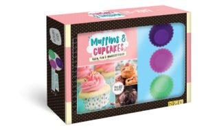 Das Geschenk-Set für alle Muffins- & Cupcakes-Fans  Große Geschenkbox: Maße 33 x 25,5 x 6,7 cm  Rezeptbuch mit über 60 Rezepten: Format 19 x 24,5 cm, 144 Seiten, Hardcover mit praktischer Spiralbindung  6 Silikon-Muffins-Förmchen in drei fröhlichen Farben zum immer wieder verwenden Lecker, vielseitig und praktisch zum Mitnehmen - Muffins und Cupcakes lieben einfach alle! Die über 60 Rezepte dieses Buches laden Sie zum Ausprobieren ein. Wetten, dass einige neue Lieblingsmuffins dabei sind? Besonders praktisch: Mit den im Set beiliegenden 6 Silikonförmchen können Sie sofort loslegen.  Kinderleichte Muffins: Ob Cheesecake-Muffins oder Apfel-Marzipan-Muffins, hier gibts die besten Rezepte mit wenig Aufwand.  Raffinierte Cupcakes: Lust auf Schokoladen-Cupcakes mit Frischkäse-Frosting oder Ananas-Cupcakes ohne Backen? Probieren Sie am besten alle!  Einfach herzhaft: Muffins und Cupcakes schmecken auch pikant  Spaghetti-Muffins, Zucchini-Cupcakes & Co. liefern den leckeren Beweis. "Back-Set Muffins & Cupcakes. Klein, fein und unwiederstehlich" ist erhältlich im Online-Buchshop Honighäuschen.
