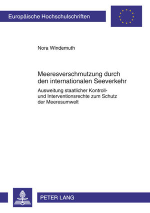 Honighäuschen (Bonn) - Die Entwicklung des Weltseehandels hat in den vergangenen 30 Jahren ein starkes Wachstum erfahren. Das weltweit erhöhte Schiffsaufkommen vervielfacht ökologische Risikofaktoren der internationalen Seeschifffahrt. Das völkerrechtliche Prinzip der Schifffahrtsfreiheit steht in immer stärkerem Maße den Belangen des Schutzes der maritimen Umwelt gegenüber. Die Frage, wem die Ausübung ökologisch motivierter Eingriffs- und Kontrollrechte gegenüber Schiffen bei der Durchfahrt unterschiedlicher Meereszonen obliegt, gewinnt an Bedeutung. Vor diesem Hintergrund werden in dieser Arbeit nicht nur internationale Übereinkommen im Hinblick auf konkrete Eingriffsrechte in den internationalen Schiffsverkehr untersucht, sondern auch aktuelle Maßnahmen und Initiativen der internationalen Staatengemeinschaft sowie neue und überarbeitete Vertragswerke dahingehend überprüft, ob eine Verlagerung von originär flaggenstaatlichen zu küstenstaatlichen Kompetenzen konsensfähig ist und bereits ihren Niederschlag in internationalen Vereinbarungen gefunden hat.