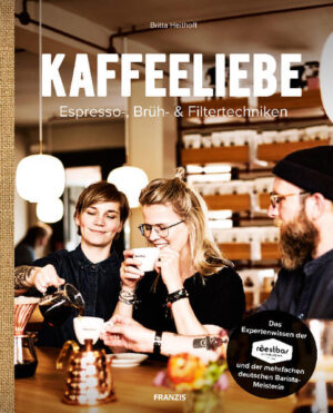 Kaffee ist nicht gleich Kaffee! Im Herbst 2018 erscheint im Franzis Verlag die Fortsetzung zum Longseller „Faszination Espressomaschine“. Sandra Götting, Mario Joka und ihr roestbar-Team gelten in der Kaffeeszene deutschlandweit als Pioniere des Spezialitätenkaffees. Gemeinsam mit der zweifachen deutschen Barista-Meisterin Erna Tosberg setzen sie Maßstäbe, zahlreiche hochkarätige Auszeichnungen belegen die Ausnahmeposition! In „Kaffeeliebe“ erläutern sie nun Schritt für Schritt, wie auch zu Hause der perfekte Kaffee gelingt. „Kaffeeliebe“ ist das neue Standardwerk zum Heißgetränk. Erna Tosberg und das roestbar-Team geben mit diesem Buch allen Kaffeefans Geheimtipps und Expertenwissen aus erster Hand, auch zu den neuesten Trends wie etwa Cold Brew. Up to date und nachvollziehbar werden Schritt für Schritt die beliebtesten Zubereitungsarten erklärt. Zugleich zeigen die Kaffeeexperten, dass es für den absoluten Genuss keiner teuren Siebträgermaschine bedarf. So erlebt gerade der gute alte Filterkaffee in neuer Aufmachung sein Revival. „Kaffeeliebe“ ist nachvollziehbares, spannend aufbereitetes Expertenwissen für den heimischen Kaffeegenuss! Wer Kaffee mag, wird dieses Buch lieben!