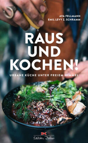 Draußen. Lecker. Kochen.Draußen. Wenn die Hitze steht und der Sand unter den Füßen knirscht. Wenn es knistert und knackt, abends am Feuer. Wenn man das Gras wirklich wachsen hört und der Duft des Waldes überwältigt. Der urbane Mensch will raus. Raus aufs Land, rein in den Wald, ab ans Meer, Füße in den See. Will keine gehetzten Kaffees auf überfüllten Tischen am Rande dreispuriger Straßen. Will genießen. Will selbst machen. Den Geschmack nach Draußen bringt Raus und kochen! zu Papier. Ist Kochbuch und Porträt. Schmeckt nach Salz und knirscht wie Sand. Nutzt den Wind an der Nordsee zum Würzen, schmeichelt dem Gaumen wie Gräser im Wind an der Havel und wie heiße Glut im Sommer in der Uckermark. Draußen, da schmeckt es. Am Feuer und über dem Feuer, auf dem Rost und geräuchert. Ein Fest, wenn Wasser blubbert und Gewürze fliegen. Ein Erlebnis, dem keine heimische Küche so einfach beikommen kann. Draußen, am Rande der Stadt: da, wo es besonders gut schmeckt. Charmant und modern werden hier Menschen vorgestellt, die auf verschiedenste Weise gern draußen sind: Ob an einem Nachmittag im Park beim Grillen, am Ufer eines Sees oder an einem Wochenende irgendwo außerhalb der Stadt. Im Wohnmobil, mit dem Bulli, im Schrebergarten, mit Zelt oder mit dem Picknickkorb. Ansprechende Fotos gepaart mit spannenden, wenngleich absolut nachahmenswerten Rezepten, wecken Appetit auf Draußensein und lecker kochen.Ava Fellmann, Journalistin, und Emil Levy Z. Schramm, Fotograf, leben beide in Berlin - und lieben es, draußen vor den Toren der großen Stadt neue Genüsse zu entdecken. Bilder von Emil Schramm finden sich auch in „Jagdgefährten“, „Landrover Love“ und „Gastrosexuell“.How-to-do-Buch und Appetitmacher in einem gibt dieses Buch alle Infos und Anregungen, die man sich zum Draußen-Kochen nur wünschen kann!