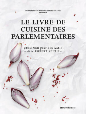 Laissez-vous inspirer par le "Canard Miéral, rôti au four à la mode asiatique", avec lequel les deux coprésidents de l'Intergroupe parlementaire Culture, Kurt Fluri et Jean-François Steiert, ont régalé leurs hôtes. Ou cuisinez donc un délicieux "Rôti de viande hachée accompagné de sa purée" tel que l’ont servi les conseillers aux Etats Anita Fetz et Roberto Zanetti à leurs convives et à la conseillère fédérale Eveline Widmer-Schlumpf. Régalez vos invités avec la "Selle d’agneau farcie", tout comme Alec von Graffenried et Kathy Riklin l’ont fait avec l’ambassadeur de l'Union européenne Richard Jones et l’ambassadeur d’Allemagne Otto Lampe – juste un jour après la votation concernant l’initiative contre l’immigration de masse. Au total, 34 membres de l’Assemblée fédérale ont relevé ce défi culinaire et concocté un menu gourmand pour leurs hôtes avec le chef étoilé Robert Speth. Le livre comprend des recettes et illustre la réalisation des plats ainsi que le dîner en commun. La cuisine se faisait toujours en équipes de deux, débouchant sur de passionnants tours de tables.