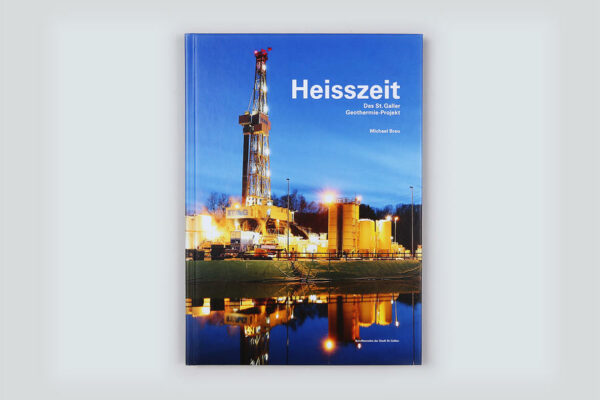 Honighäuschen (Bonn) - Mit der Fernwärmeversorgung hatte die Stadt St.Gallen vor 25 Jahren eine Pionierleistung im bewussten Umgang mit Ressourcen erbracht. Mit dem Geothermie-Projekt wollte St.Gallen einen bedeutenden Schritt weitergehen. Mit der ökologischen Energie aus dem Erdinnern sollten die Hälfte aller Gebäude in der Stadt St.Gallen beheizt, bis zu 3000 Haushaltungen mit Ökostrom versorgt werden. 83 Prozent der St.Gallerinnen und St.Galler unterstützten diese Idee und sprachen in der Abstimmung vom November 2010 einen Rahmenkredit über 159 Millionen Franken. Die Bohrarbeitn starteten zuversichtlich, auf über 4000 Metern Tiefe fanden die Bohrexperten tatsächlich 145 Grad heisses Wasser. Dann üerstürzten sich die Ereignisse: Am 20. Juli 2013 bebte die Erde, Gas trat aus, das Geothermie-Projekt wurde gestoppt. Der beigefügte Dokumentarfilm mit dem Titel "Reise in die Tiefe" beschreibt den Ablauf und lässt die Beteilgten zu Wort kommen.