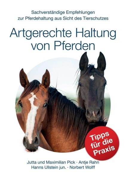 Honighäuschen (Bonn) - In diesem Buch besprechen die Autoren, die sich alle über Jahrzehnte aktiv mit dem Pferdesport und der Pferdehaltung beschäftigen, wichtige Grundlagen zur artgerechten Haltung von Pferden. Die früher weit verbreitete Meinung, dass das Pferd ein reines Nutztier sei und sich den Anforderungen des Pferdesportlers anpassen müsse, gilt heute so nicht mehr. Das zum leidensfähigen Mitgeschöpf aufgewertete Pferd wird nicht nur durch das Tierschutzgesetz vor Schmerzen, Leiden und Schäden geschützt, auch die Leitlinien des Bundesministeriums räumen ihm bei dessen Nutzung und Haltung vermehrt Rechte ein. Dies belegen zahlreiche in diesem Buch zusammengetragene Gerichtsurteile. Die Autoren erklären an einigen Stellen die Grundrechte des Pferdes. Hierzu gehört an erster Stelle der Weidegang mit Artgenossen. Als ehemaliges Steppentier stellt die Weide die ursprünglichste und heutzutage adäquateste Umgebung dar. Als Herdentier ist das Pferd auf die Gesellschaft anderer Pferde angewiesen. Wo Weide und Gesellschaft fehlen, leidet das Pferd zwangsläufig. Für die Umsetzung einer artgerechte Pferdehaltung gilt es jedoch einiges zu beachten. Artgerecht gehaltene Pferde sind nicht nur glücklicher, sie werden auch weniger krank. Circa 60 % aller Pferdekrankheiten sind durch eine nicht tiergerechte Haltung bedingt. Abgesehen von der positiven Auswirkung auf die Gesundheit der Pferde sind diese auch unterm Sattel oder vor dem Wagen ausgeglichener und leichter zu reiten oder zu fahren. Dieses Buch gibt dem Leser wertvolle Informationen zum Sozialverhalten von Pferden, zur Fütterung, Bewegung und Pflege, und erklärt das Management von Weide und Stall. Das alles mit Tipps aus und für die Praxis. Es gibt fast keine Nachteile bei der artgerechten Haltung, warum also sollten wir sie nicht praktizieren.