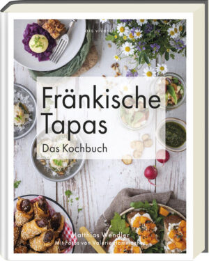 Spanien zu Gast in Franken: 60 Tapas-Rezepte mit fränkischen Einflüssen Tapas stehen für Geselligkeit und Lebensfreude - und das können auch die Franken! Matthias Wendler präsentiert mit diesem Kochbuch 60 innovative Tapas-Rezepte mit überwiegend fränkischen Zutaten. So warten Karpfenfilet-Fingers, Schäufele-Sliders, klassische Feuerspatzen und viele Dips und Beilagen darauf, bei der nächsten geselligen Runde geteilt zu werden. Und dank der drei Kategorien »gut vorzubereiten«, »schnell & einfach« oder »raffiniert« kann sich jeder seine Tapas-Kombination nach Belieben zusammenstellen. -süße und herzhafte Tapas-Rezepte mit vielen typisch fränkischen Zutaten: Karpfen, Bratwurst, Sauerkraut und Co. -5 Rezeptkapitel: Fleisch, Fisch, Vegetarisch, Süß, Basisrezepte