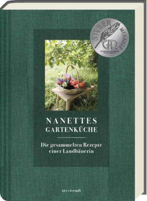 Mit Nanette durchs Gartenjahr - Die gesammelten Rezepte einer Landbäuerin Das wunderschön gestaltete Kochbuch mit Fotografien von Katharina Pflug gibt uns Einblicke in die traditionelle Hausmacherküche von Nanette Herz (1927-2018) einer Landbäuerin und Hauswirtschaftsmeisterin mit Leib und Seele. Bei ihr wurde nur das frischeste Obst und Gemüse aus dem eigenen Garten verarbeitet. Das was sie nicht verwerten konnte wurde eingekocht und in großen Gläsern für den Winter haltbar gemacht. In ihrem großen Garten baute sie alles an, was Platz fand: Bohnen, Salate, Tomaten, Gurken, Stachelbeeren, Kirschen … sie wusste über die Pflege jeder Pflanze bestens Bescheid, hielt sich strikt an Bauernregeln und die sogenannten Lostage und setzte sich stets dafür ein, alte Bräuche wie das Erntedankfest aufrechtzuerhalten. „Nanettes Gartenküche" beinhaltet mehr als 90 Rezepte mit dem Fokus auf saisonalem Obst und Gemüse. In den fünf Kapiteln ist somit für jede Jahreszeit etwas Passendes dabei: Mainzander im Salatbett sowie Rhabarber mit Himbeeren und Vanillequark für den Frühling, ein erfrischender Tomatensalat und Zweifarbiges Erdbeereis für die Abkühlung im Sommer, im Herbst dürfen wiederum fränkische Apfelkoteletts nicht fehlen und der Winter ist ohne Nanettes beliebte Walnussplätzchen nur halb so schön. Zudem bietet das Kapitel »Aus der Vorratskammer« neben vielfältigen Einmachrezepten spannende Tipps, um jegliche Obst- und Gemüsesorten haltbar zu machen. Dieses Kochbuch präsentiert ihre liebsten Rezepte aus dem Garten, gespickt mit vielen liebevollen Erinnerungen ihrer Familie. -traditionelle Hausmacher-Rezepte aus Omas Küche -4 jahreszeitliche Kapitel und viele Rezepte zum Einkochen und Haltbarmachen -Anekdoten aus dem Familienalltag -mit kurzen Pflanzenportraits und hilfreichen Gartentipps -mit Extra-Kapitel zum Einmachen und Einkochen wie bei Oma