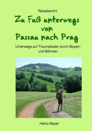 Der Autor und seine Wanderkomplizin begeben sich auf eine 12-tägige Wanderung von Passau nach Prag. Ihre Wanderung beginnt in Passau und führt durch das Ilztal zu den historischen Wanderwegen des Goldenen Steiges. Über die Gipfel des Bayerischen Waldes geht es in das wildromantische Moldautal und wieder hinauf in den Böhmerwald. Auf dem Weg liegen die Städte Prachatice und Pisek