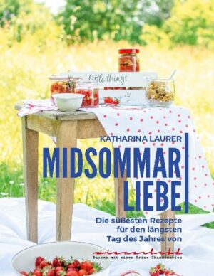 Diese magische Zeit, wenn die Sonne vielleicht gerade so hinter dem Horizont verschwindet, es aber gar nicht richtig dunkel wird. Die Skandinavier:innen feiern die Tage um die Sommersonnenwende ausgiebig. Midsommar, Juhannus oder Sankt Hans gehören zu den wichtigsten Festtagen neben Weihnachten. Neben Tanzen und Singen gehört auch Essen fest zu den Feierlichkeiten dazu. Herzhaftes wie Süßes. In MIDSOMMARLIEBE finden sich die leckersten sommerlichen Kuchen, Torten und Desserts aus Dänemark, Norwegen, Schweden und Finnland, z.B. die typische schwedische Midsommar-Torte Jordgubbstårta oder das dänische Sommerdessert Koldskål. Als kleines Extra gibt es einige herzhafte Backrezepte.