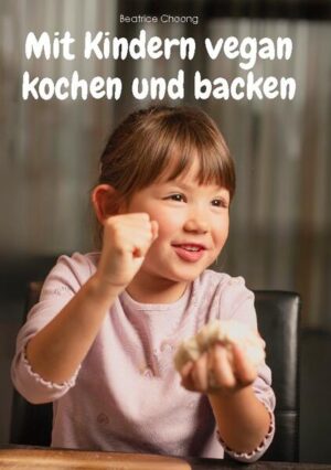 Dieses Buch eignet sich hervorragend für Familien mit Kindern, die gemeinsam, die Freude am Kochen und Backen entwickeln wollen. Vor allem aber auch für Eltern, die mit ihren Kindern einfache und alltagstaugliche vegane Rezepte im Alltag einführen möchten. Eltern mit selbstgebackenem Kuchen zu überraschen oder als Familie gemeinsam zu kochen ist ein Highlight für die Kinder. Mit Kindern vegan kochen und backen liefert viele Anleitungen und Rezepte für diese Überraschungsmomente in der ganzen Familie. Lass dich durch viele leckere Rezepte, von Vorspeisen über Snacks, Brötchen, Dips, Country Potatoes, Pizza, Rösti, Pralinen-Schoggimousse, Apfelwähe bis hin zu Cakes und diversen Smoothies inspirieren. Platz für eigene Notizen steht dir bei jedem Thema zur Verfügung. Sodass sogar auch deine Kinder hier kreativ mitwirken und Inhalte ergänzen können.