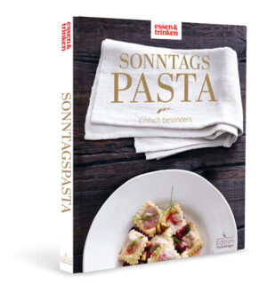 Exklusive Pasta von essen & trinken • In Zusammenarbeit mit Deutschlands großen Food-Magazin ESSEN & TRINKEN • 70 exklusive Pastagerichte • Mit der legendären ESSEN & TRINKEN Gelinggarantie Ob Pappardelle, Rigatoni oder Cannelloni: Alle lieben Pasta! In Zusammenarbeit mit Deutschlands großem Food-Magazin ESSEN & TRINKEN haben wir die exklusivsten Pastagerichte für Sie zusammengestellt. Vergessen Sie Spaghetti Bolognese und Lasagne! Lassen Sie sich von dieser außergewöhnlichen Zusammenstellung an Pastarezepten inspirieren und überraschen Sie sich selbst und ihre Gäste zu besonderen Anlässen. Probieren Sie Pasta mit Fleisch und Geflügel, Fisch und Meeresfrüchte oder vegetarisch. Ob Basilikum-Hähnchen auf Zitronen-Pasta, Penne in Parmesansauce mit knusprigem Kabeljau, Pennonini mit Linsen, Pancetta und Wachteln, Rotwein-Pasta mit Knusperbröseln oder Fettuccine mit Kürbis, Maronen und Kräuterseitlingen: Sie werden überrascht sein, wie eindrucksvoll und exklusiv Italiens Nationalgericht schmecken kann!