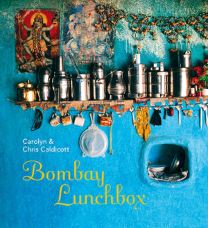 Indien ist nicht nur ein Land, Indien ist eine eigene Welt  und die dortige Küche so vielfältig und nuancenreich, dass man ihren Verführungskünsten schnell und gerne erliegt. So ging es auch Carolyn und Chris Caldicott, die das Land mehrfach bereisten. Die mitgebrachten Rezepte und Fotos ihres neuen Buches sind auch verführerisch und verraten zudem, welche Köstlichkeiten in den in Indien allgegenwärtigen Lunchboxen schlummern. "Bombay Lunchbox" ist erhältlich im Online-Buchshop Honighäuschen.